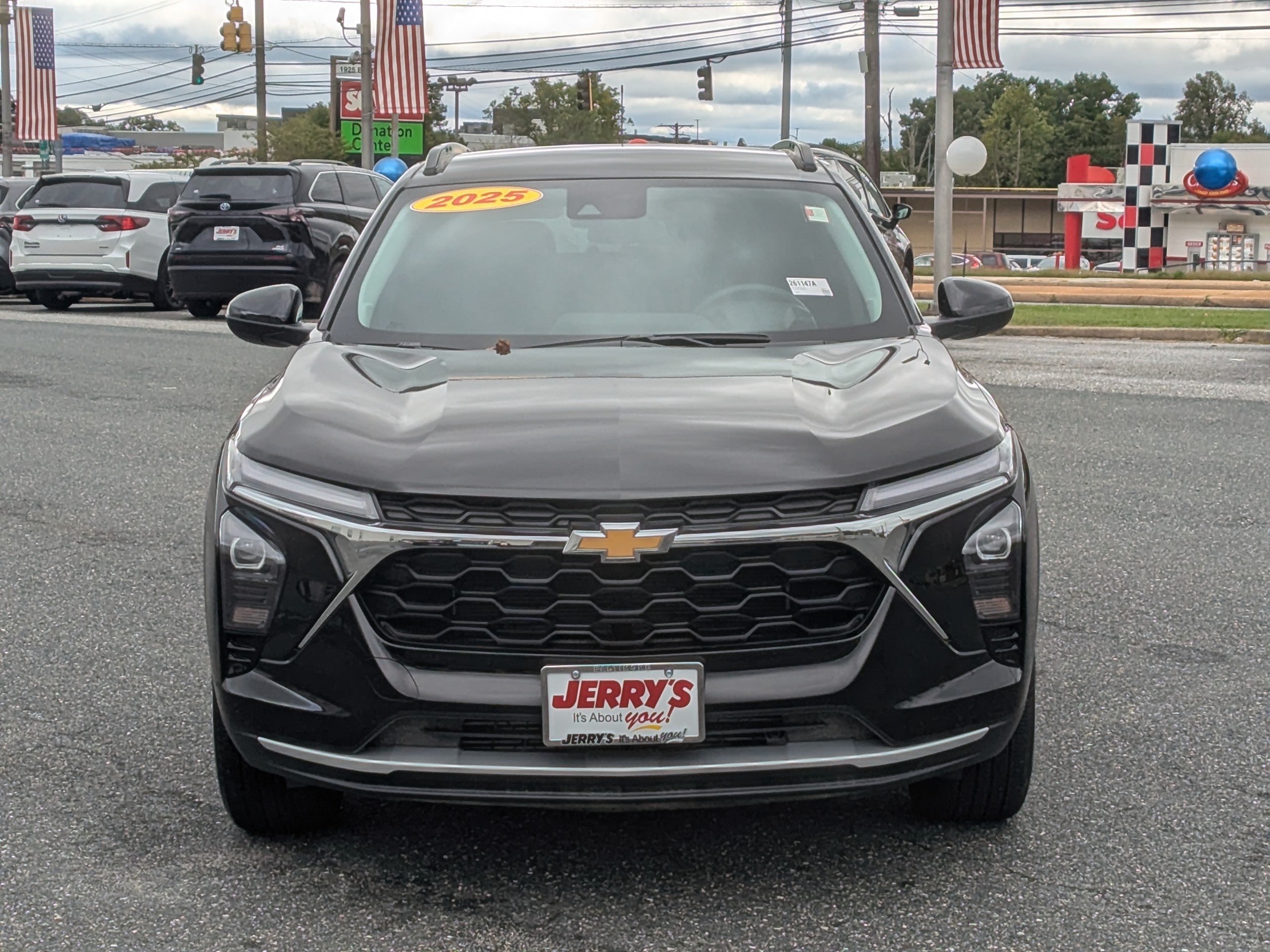Used 2025 Chevrolet Trax LT FWD image 2