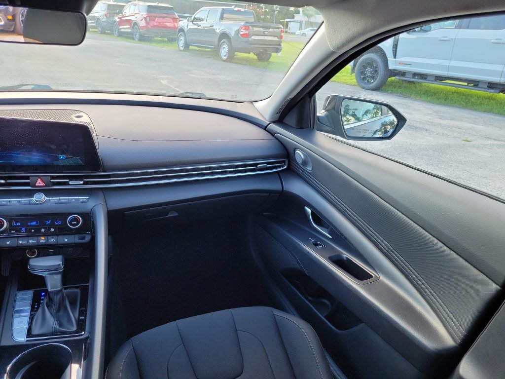 Used 2025 Hyundai Elantra SEL FWD image 12