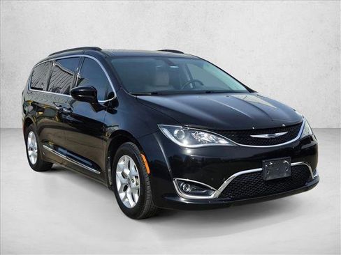 Used 2017 Chrysler Pacifica Touring-L w/ Tire & Wheel Group image 3