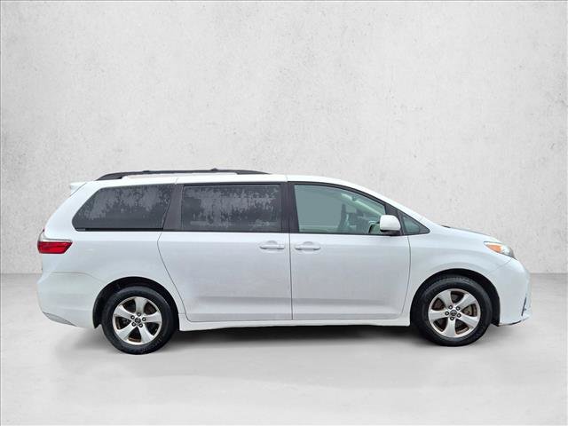 Used 2020 Toyota Sienna LE w/ Carpet Mat Package FWD image 4