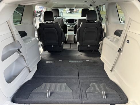 Used 2023 Chrysler Pacifica Touring-L image 18