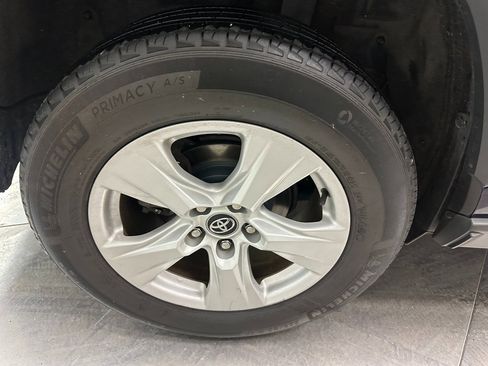 Used 2021 Toyota RAV4 XLE image 32