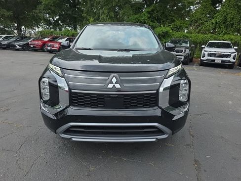 Used 2025 Mitsubishi Outlander SE FWD image 2