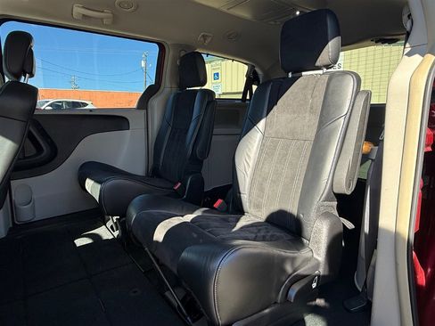 Used 2016 Chrysler Town & Country Limited image 24