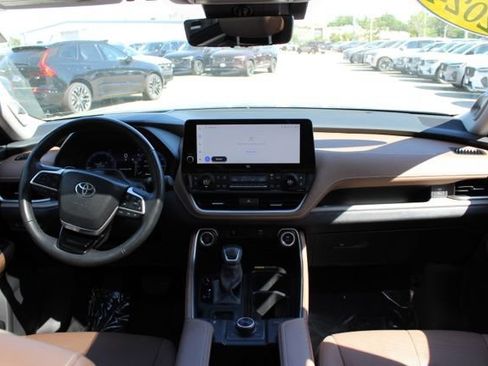 Used 2024 Toyota Grand Highlander AWD image 19