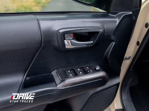 Used 2016 Toyota Tacoma TRD Off-Road w/ Premium & Technology Package image 31