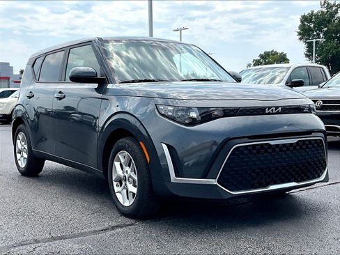 Used 2025 Kia Soul LX w/ LX Technology Package FWD image 2