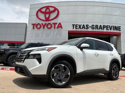 Used 2025 Nissan Rogue SV FWD image 2
