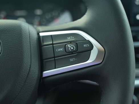 Used 2025 Jeep Compass Latitude AWD/4WD image 32