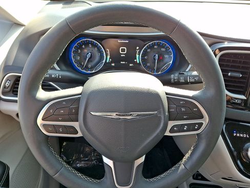 Used 2024 Chrysler Pacifica Touring-L FWD image 16