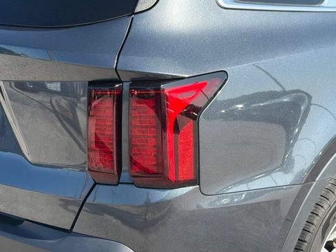 Used 2021 Kia Sorento LX FWD image 12