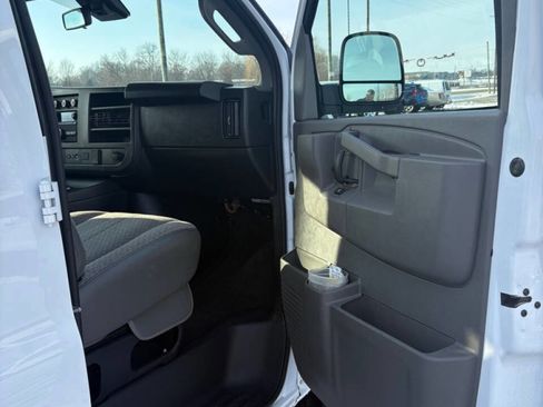 Used 2025 Chevrolet Express 3500 LT w/ LT Preferred Equipment Group image 8