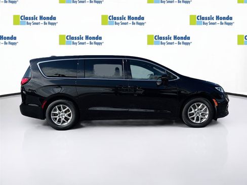 Used 2025 Chrysler Pacifica Select FWD image 9