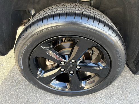 Used 2023 Jeep Grand Cherokee Limited w/ Black Appearance Package image 12