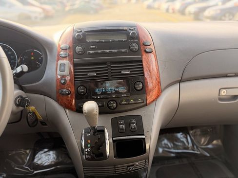 Used 2009 Toyota Sienna XLE image 28