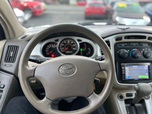 Used 2005 Toyota Highlander 4WD V6 w/ 3rd Row image 16