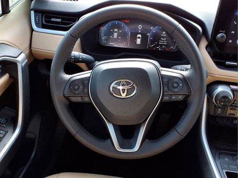 Used 2025 Toyota RAV4 Limited FWD image 20