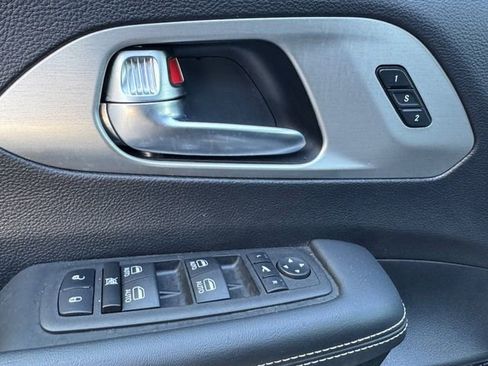 Used 2023 Chrysler Pacifica Limited w/ Uconnect Theater Family Group image 5