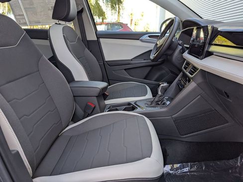Used 2025 Volkswagen Taos SE w/ Panoramic Sunroof Package FWD image 21
