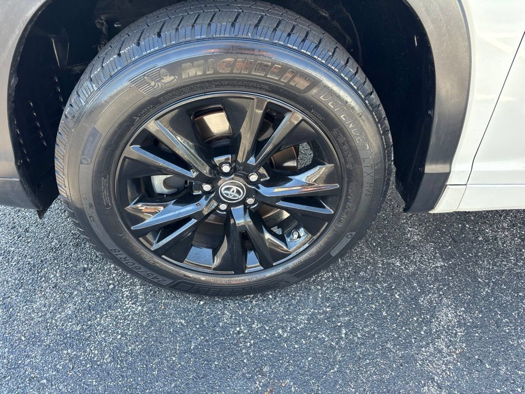 Used 2016 Toyota Highlander XLE FWD image 13