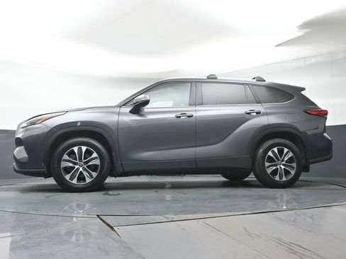 Used 2022 Toyota Highlander XLE AWD/4WD image 29