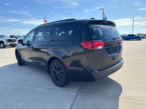 Used 2020 Chrysler Pacifica Touring-L Plus w/ S Appearance Package FWD image 6