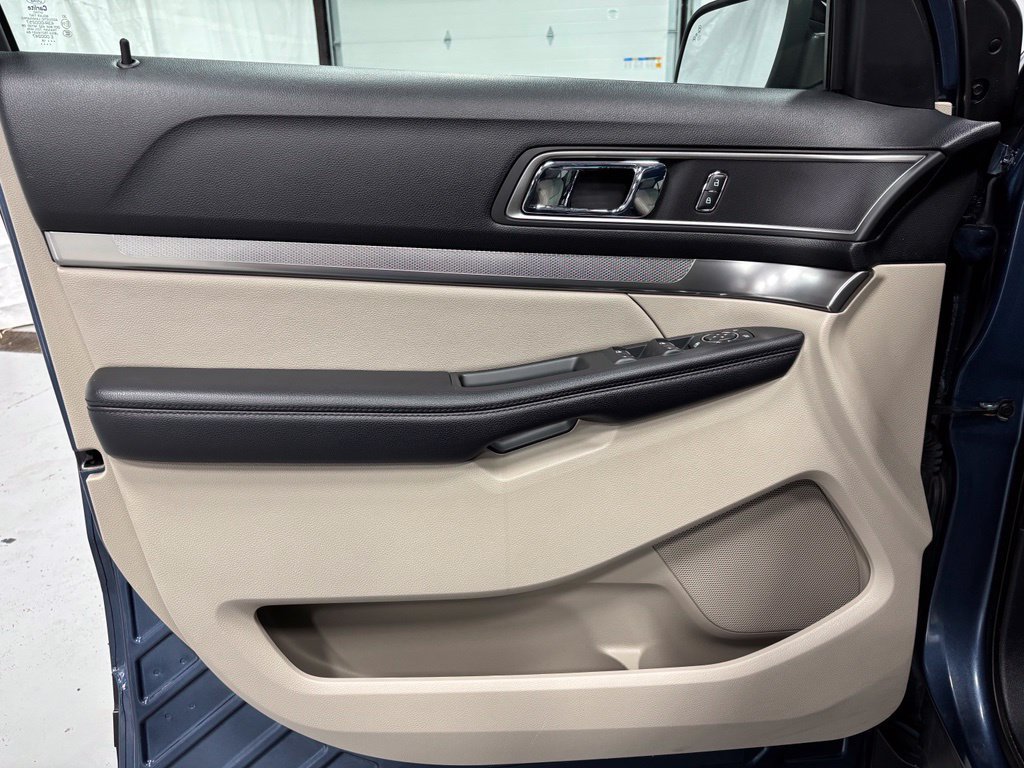 Used 2018 Ford Explorer XLT w/ Equipment Group 202A AWD/4WD image 8