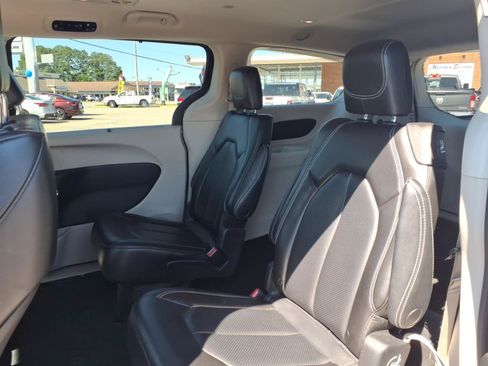 Used 2023 Chrysler Pacifica Touring-L FWD image 8
