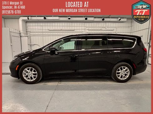 Used 2024 Chrysler Pacifica Touring-L FWD image 3