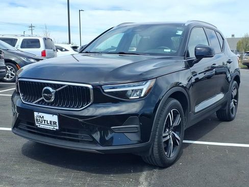 Used 2023 Volvo XC40 B5 Core AWD/4WD image 2