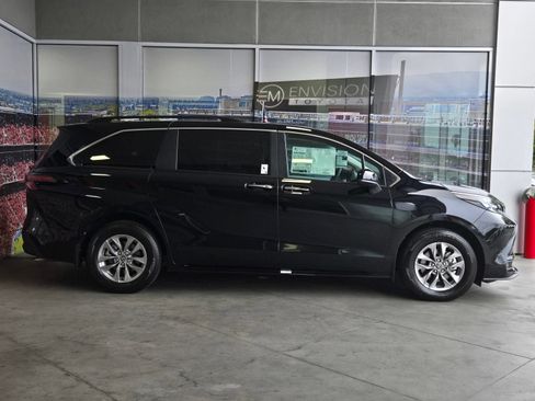 Certified 2026 Toyota Sienna XLE FWD image 4