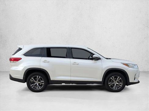 Certified 2019 Toyota Highlander LE FWD image 4