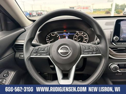 Used 2025 Nissan Altima 2.5 SV FWD image 14