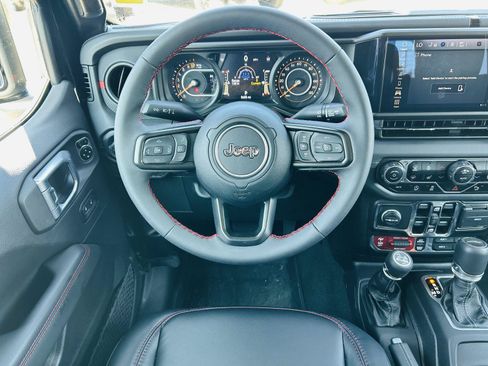 Used 2024 Jeep Gladiator Rubicon AWD/4WD image 17