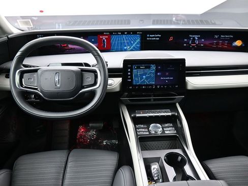 Used 2025 Lincoln Nautilus Reserve image 23