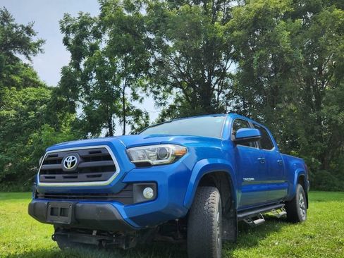 Used 2016 Toyota Tacoma SR5 w/ SR5 Appearance Package (SN) AWD/4WD image 4