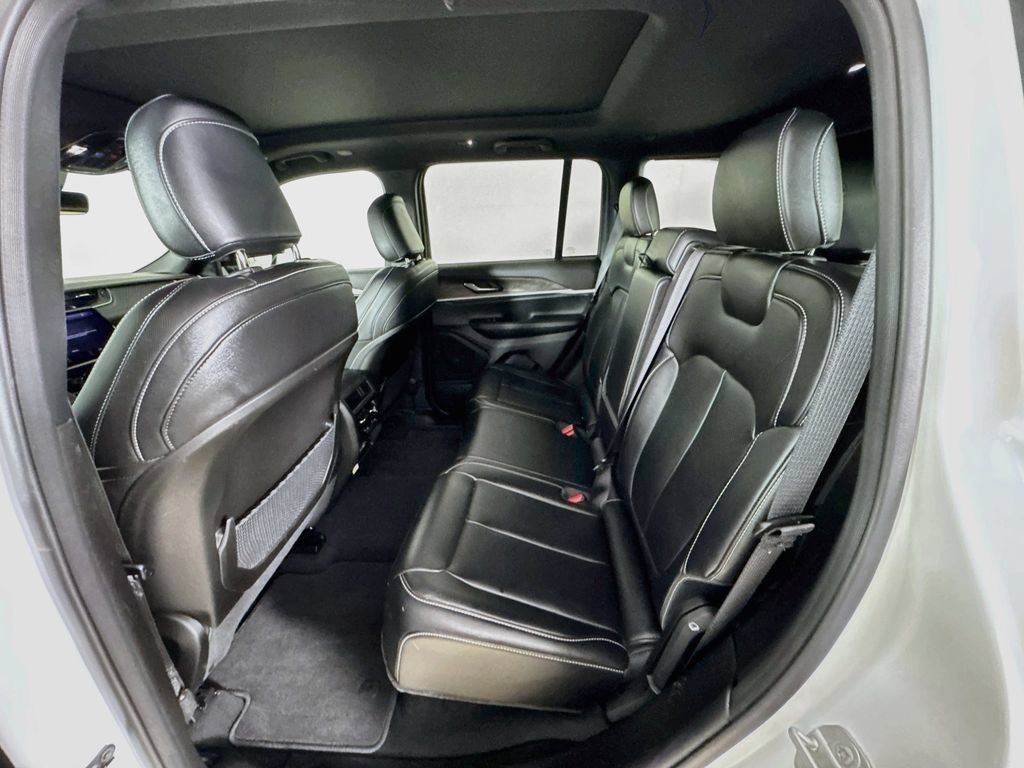 Certified 2025 Jeep Grand Cherokee Limited w/ Black Appearance Package AWD/4WD image 24