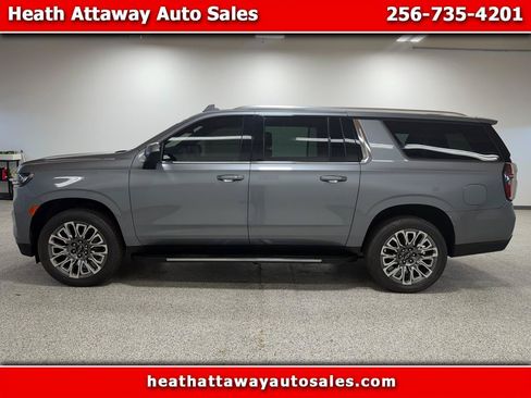 Used 2022 Chevrolet Suburban LT AWD/4WD image 1
