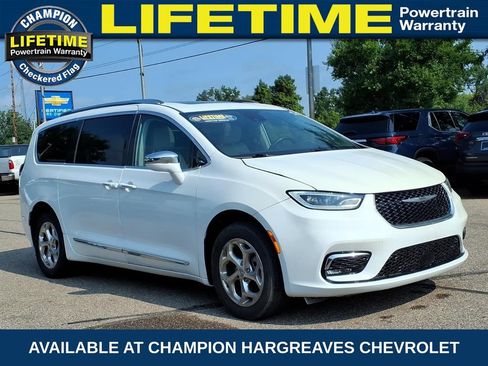 Used 2021 Chrysler Pacifica Limited AWD/4WD image 3