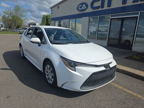 Used 2020 Toyota Corolla LE image 2