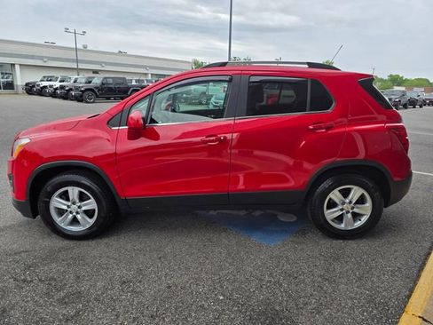 Used 2016 Chevrolet Trax LT w/ LT Sun and Sound Package AWD/4WD image 28
