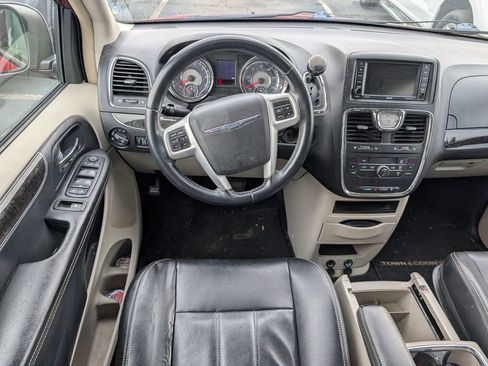 Used 2014 Chrysler Town & Country Touring image 10
