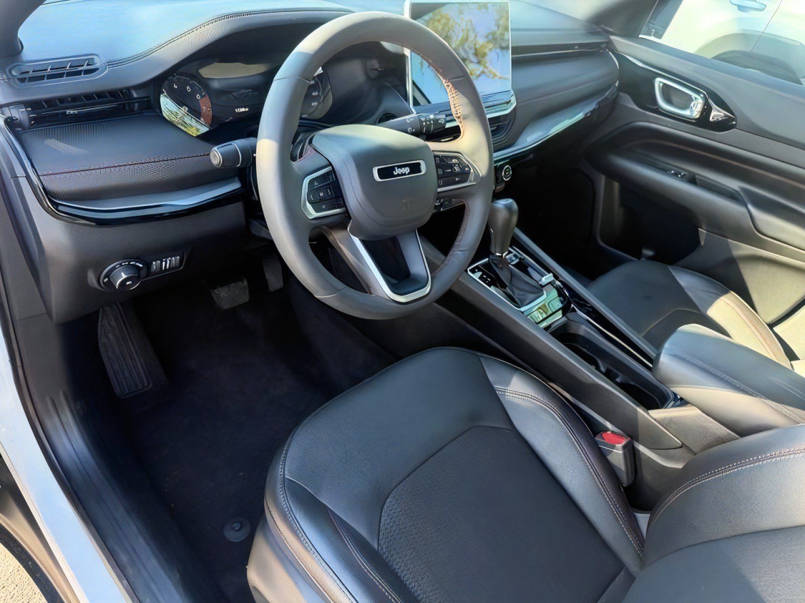 Used 2025 Jeep Compass Trailhawk AWD/4WD image 13