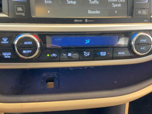 Used 2015 Toyota Highlander Limited FWD image 16