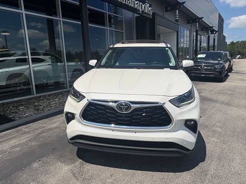 Used 2021 Toyota Highlander Limited AWD/4WD image 3