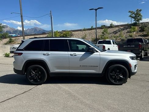 Certified 2023 Jeep Grand Cherokee Altitude AWD/4WD image 9