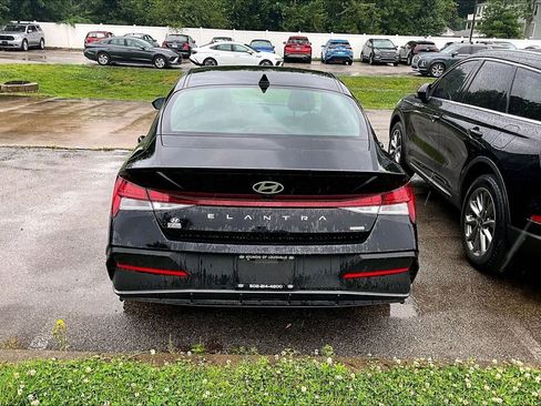 Used 2025 Hyundai Elantra SEL FWD image 6