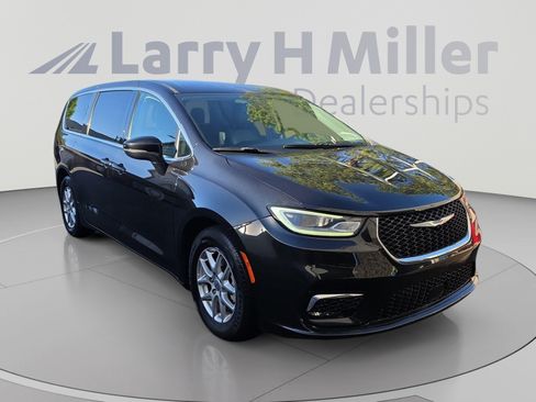 Used 2023 Chrysler Pacifica Touring-L FWD image 7
