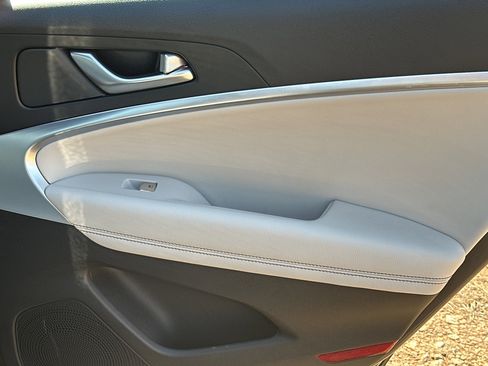 Used 2025 Genesis G70 2.5T image 16