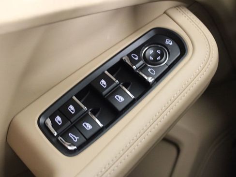 Certified 2026 Porsche Macan AWD/4WD image 18
